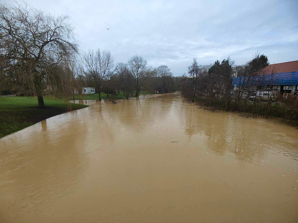 L'inondation fluviale (par d&eacute;bordement de cours d'eau)
