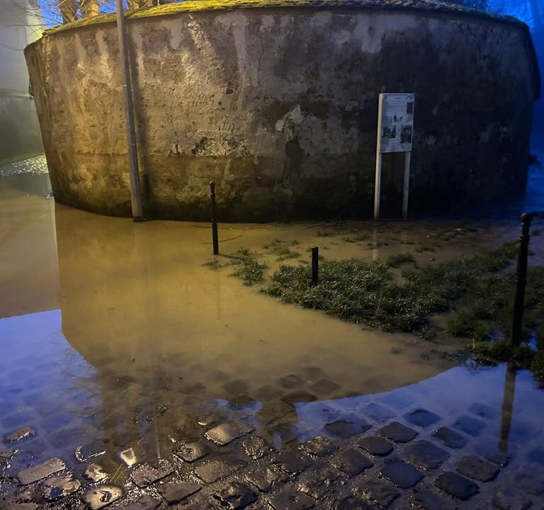 Cr&eacute;cy-la-Chapelle : inondations rue de la Halle et Champ de Foire