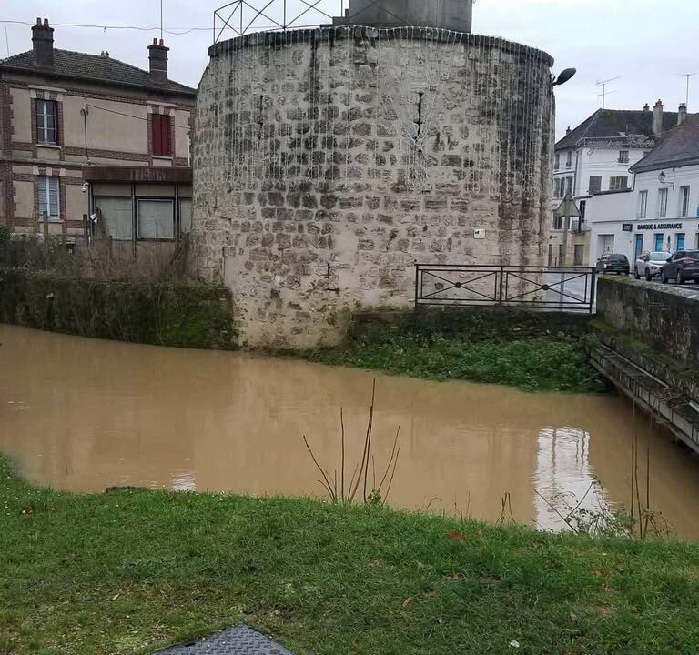 Cr&eacute;cy-la-Chapelle : le niveau des eaux stagne ce matin