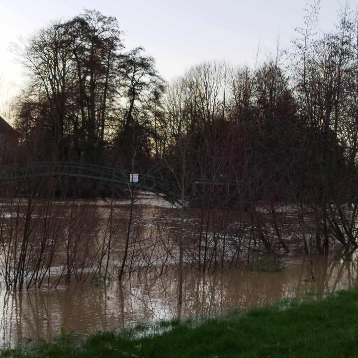 D&eacute;bordement &agrave; Couilly : l&rsquo;eau franchit les berges pr&egrave;s de la vanne
