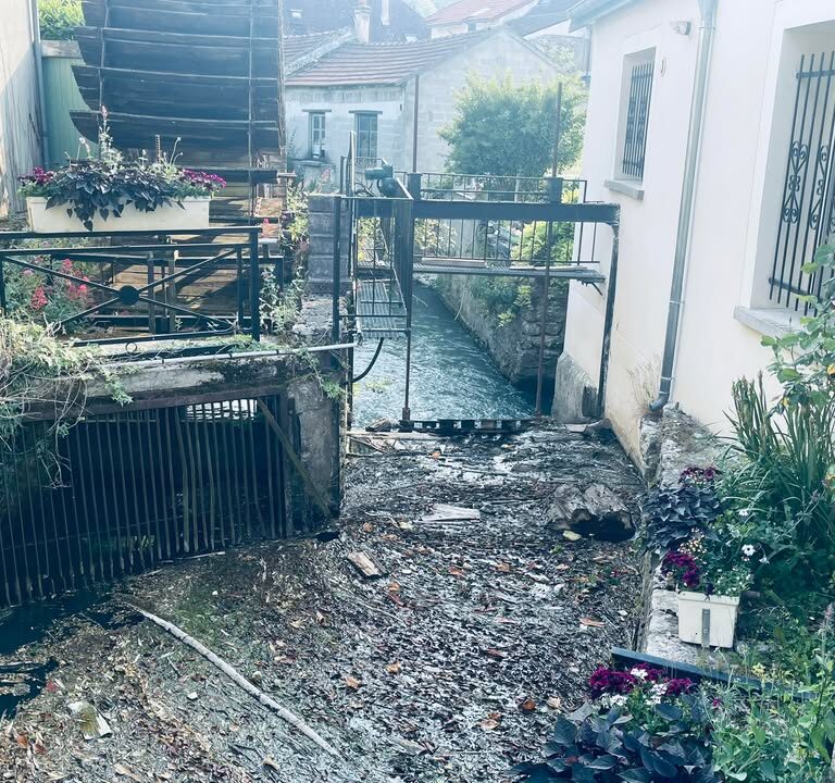 Emb&acirc;cles au pont de Penthi&egrave;vre : signalement de d&eacute;chets flottants