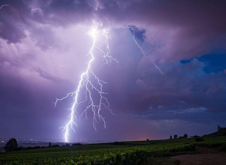 Orage violent : 70 000 &eacute;clairs et deux d&eacute;c&egrave;s en France