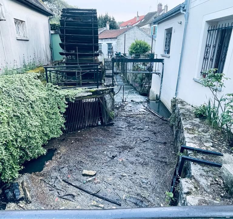 Cr&eacute;cy-la-Chapelle : grille du moulin chang&eacute;e, suivi des travaux en cours