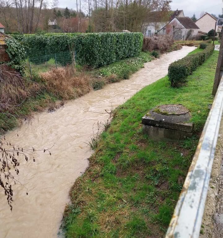 Le Li&eacute;ton en crue &agrave; Mouroux : impressionnante force hydraulique