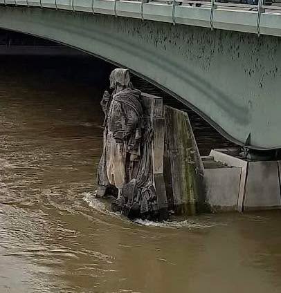 La Seine monte jusqu&rsquo;aux pieds du Zouave &agrave; Paris