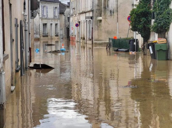 Inondations rue Dam'Gilles &agrave; Cr&eacute;cy la Chapelle (77)