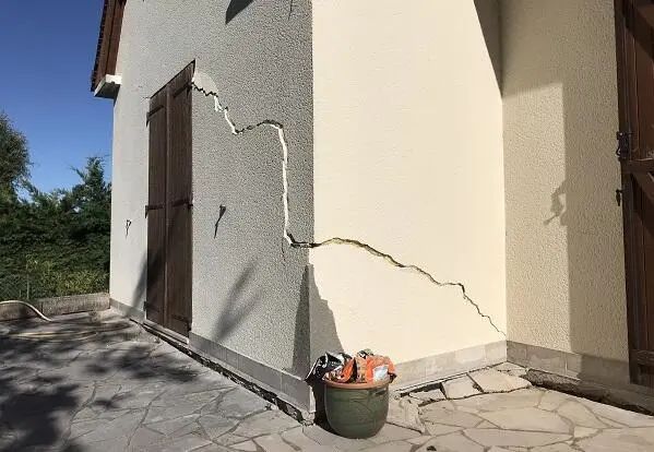 Fissure en escalier sur une fa&ccedil;ade, due au retrait-gonflement des argiles